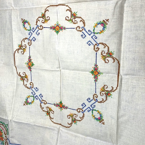 Handmade tablecloth cross stitch on linen 31.5 x 31.5 square - Picture 5 of 13